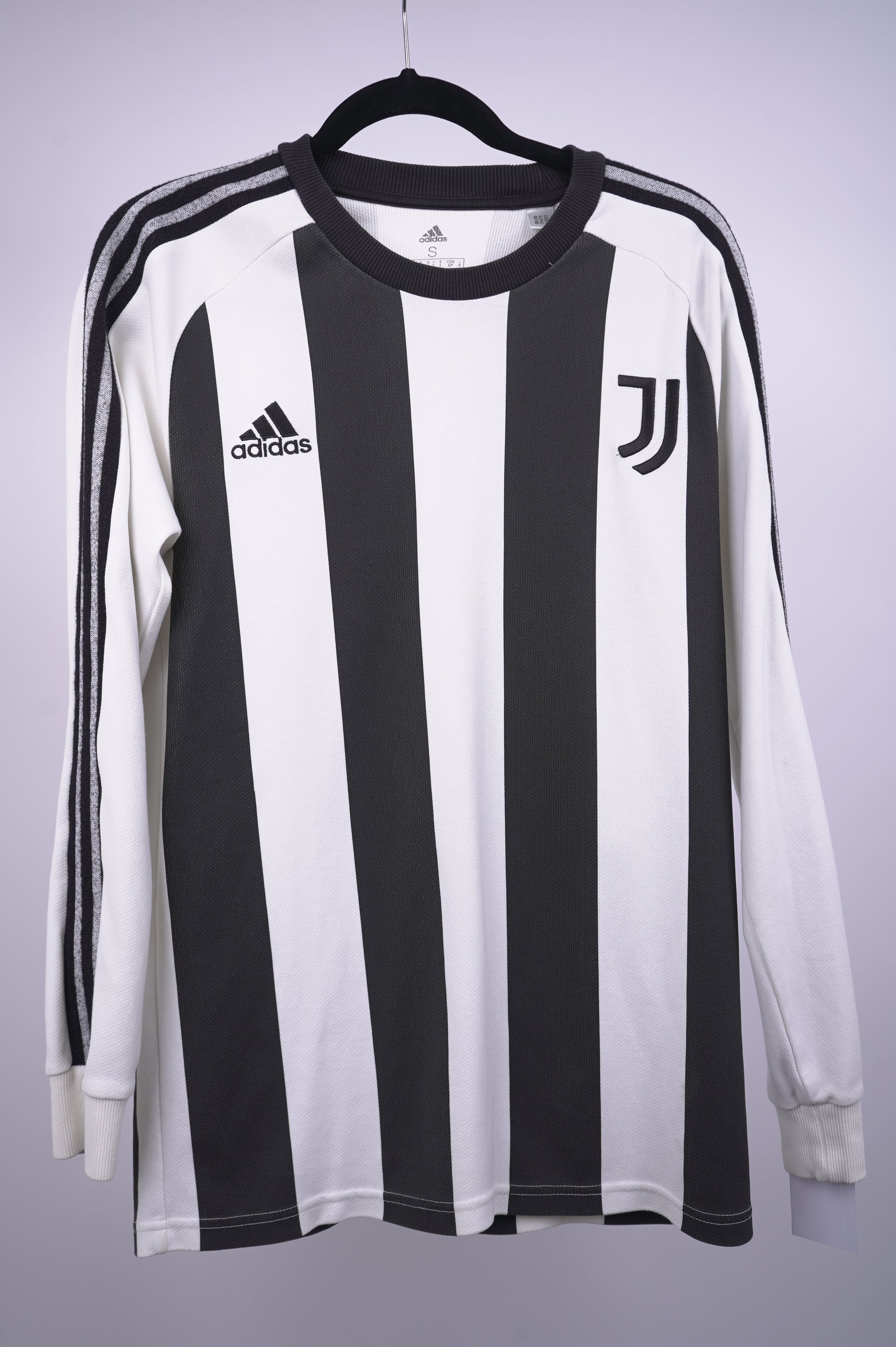 Juventus 2021-2022 adidas icon jersey